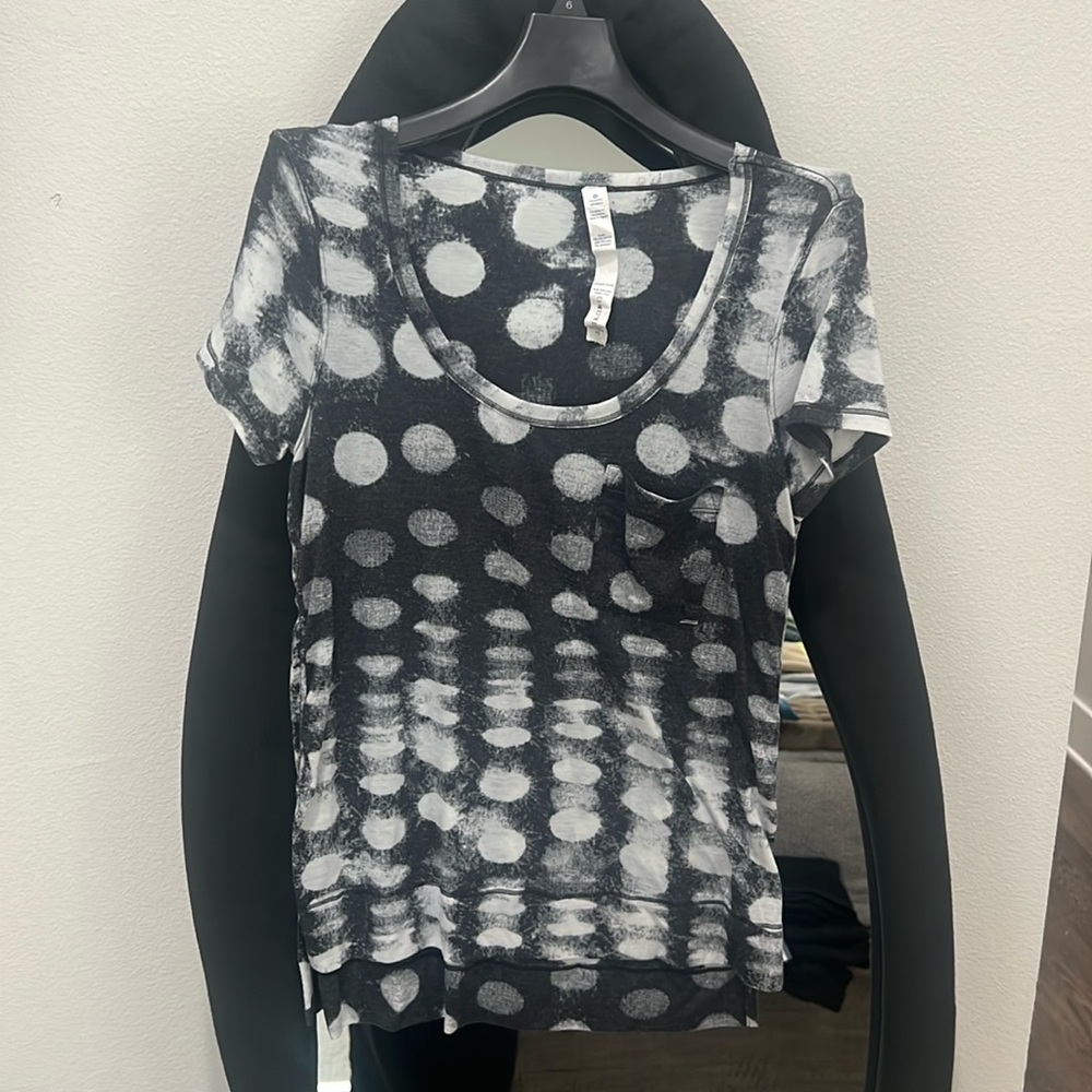 Lululemon tee. Size 6.